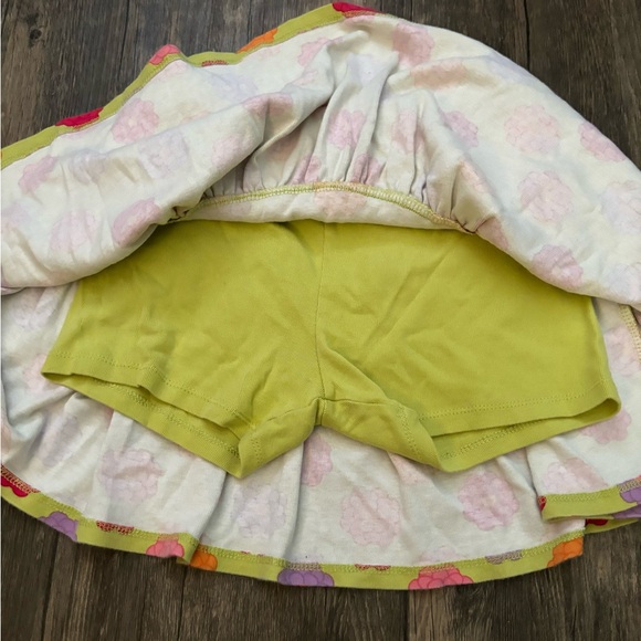 Green Ruffle Mini Skirt with Multicolored Floral Print ☘️💐 - Picture 2 of 4